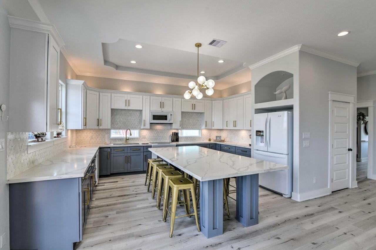 Chic Crystal Beach Escape With Deck - Walk To Beach! Bolivar Peninsula Exterior photo