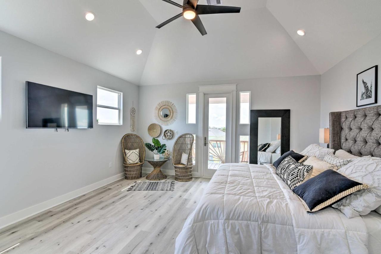 Chic Crystal Beach Escape With Deck - Walk To Beach! Bolivar Peninsula Exterior photo